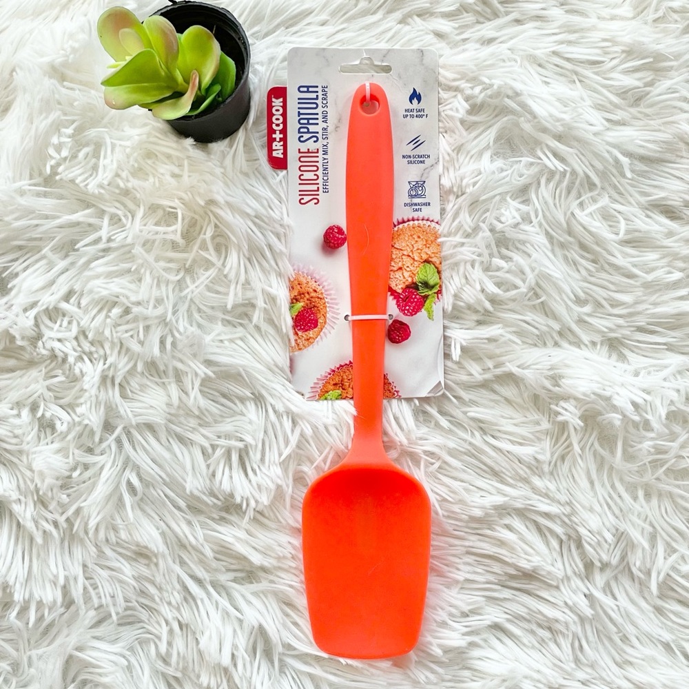 New with tag Silicone SPATULA FOR MIXING, Scraping, stirring and more. Heat safe